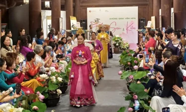 Honoring lotus culture and Tale of Kieu at Temple of Literature – Quoc Tu Giam
